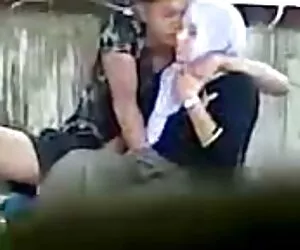 Cô cougar mẹ cháu coi hentai nóng