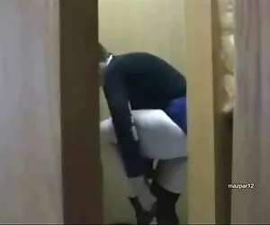 60 tuổi, thủ dâm coi phim sex chơi trong phòng thay đồ