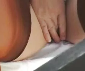 Đá quý con nít coi phim sex ẩn
