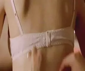 Cô gái coi phim sex tây trẻ mặc đồ phụ